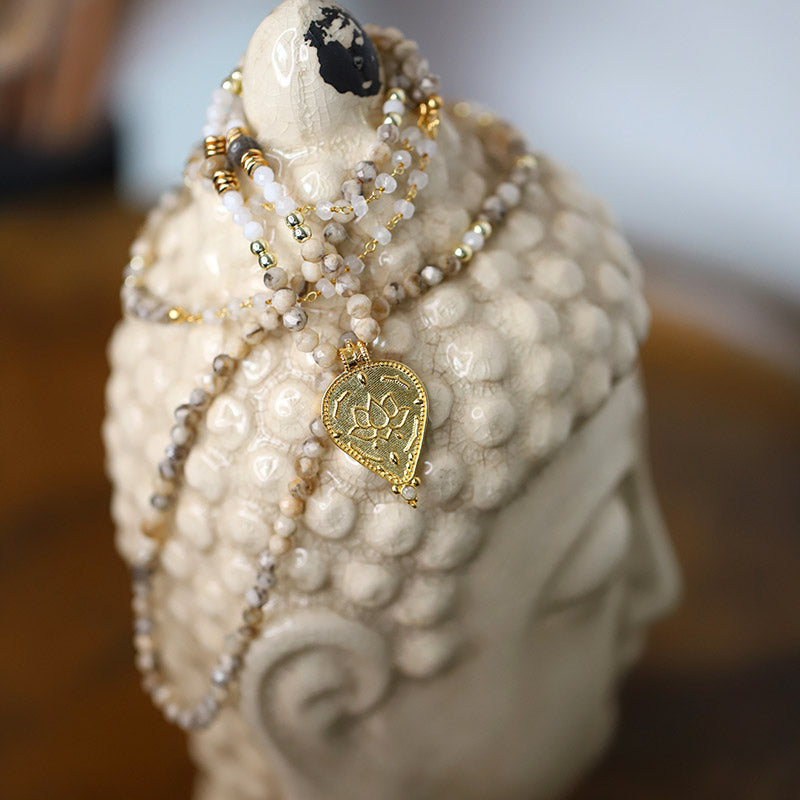 Collier mantra en labradorite avec pendentif lotus pierre de lune MOONSOON