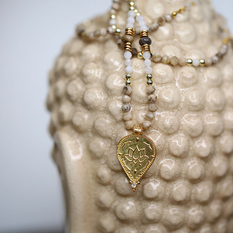 Collier mantra en labradorite avec pendentif lotus pierre de lune MOONSOON
