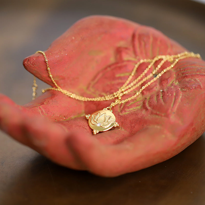 Collier avec pendentif lotus MOONSOON