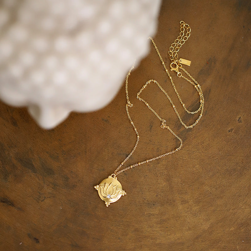 Collier avec pendentif lotus MOONSOON