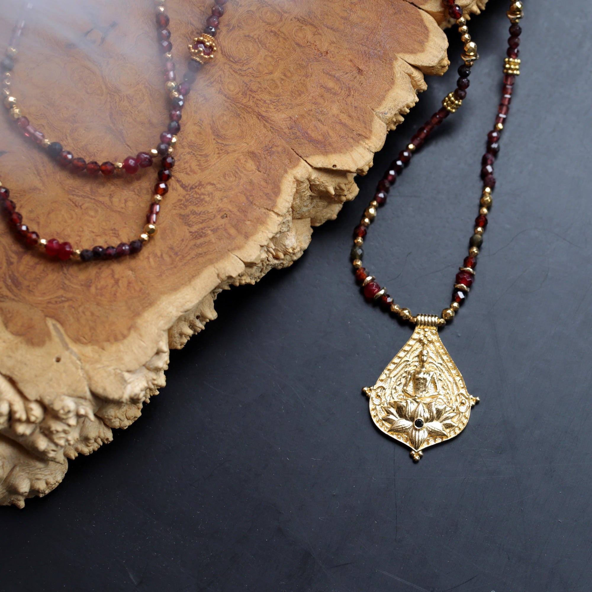 Collier Mantra Bouddha & Grenat MOONSOON
