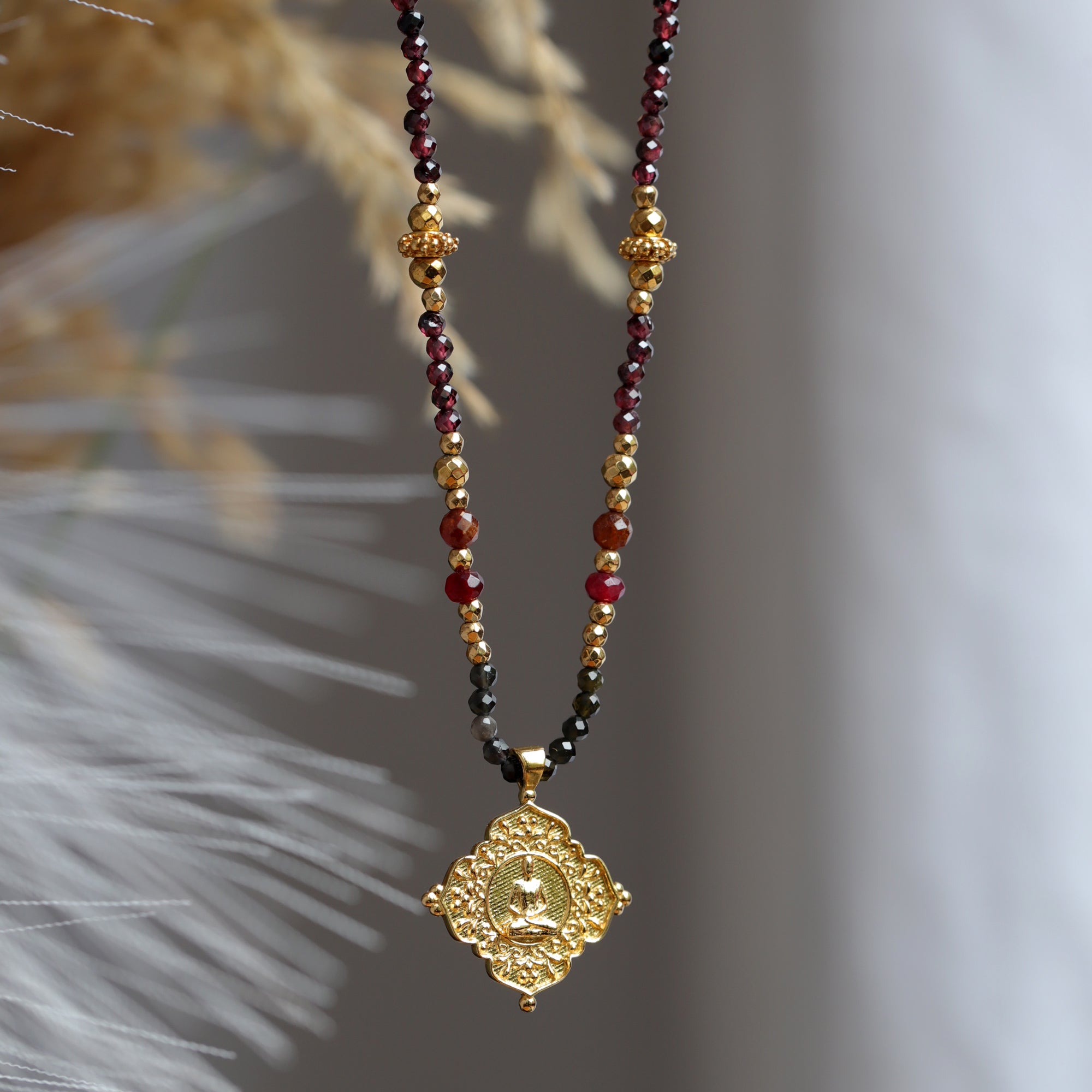 Collier en grenat avec pendentif bouddha