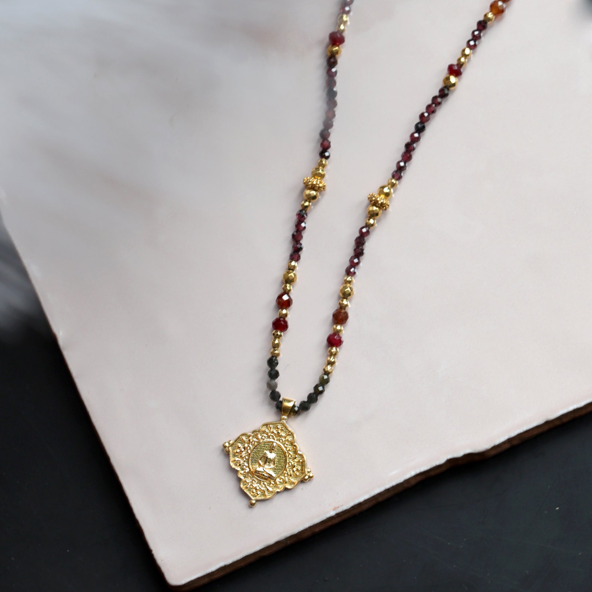 Collier en grenat avec pendentif bouddha MOONSOON
