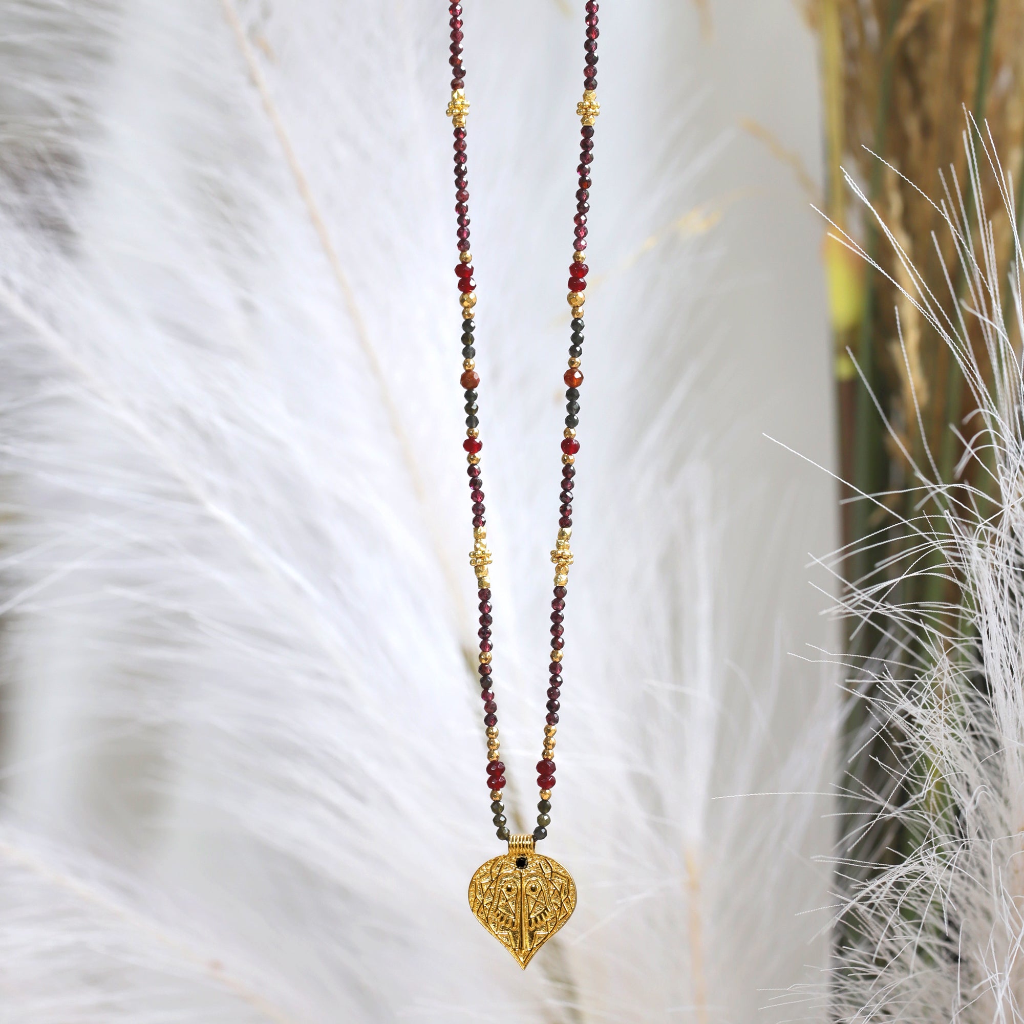 Collier en grenat & pendentif pied de bouddha