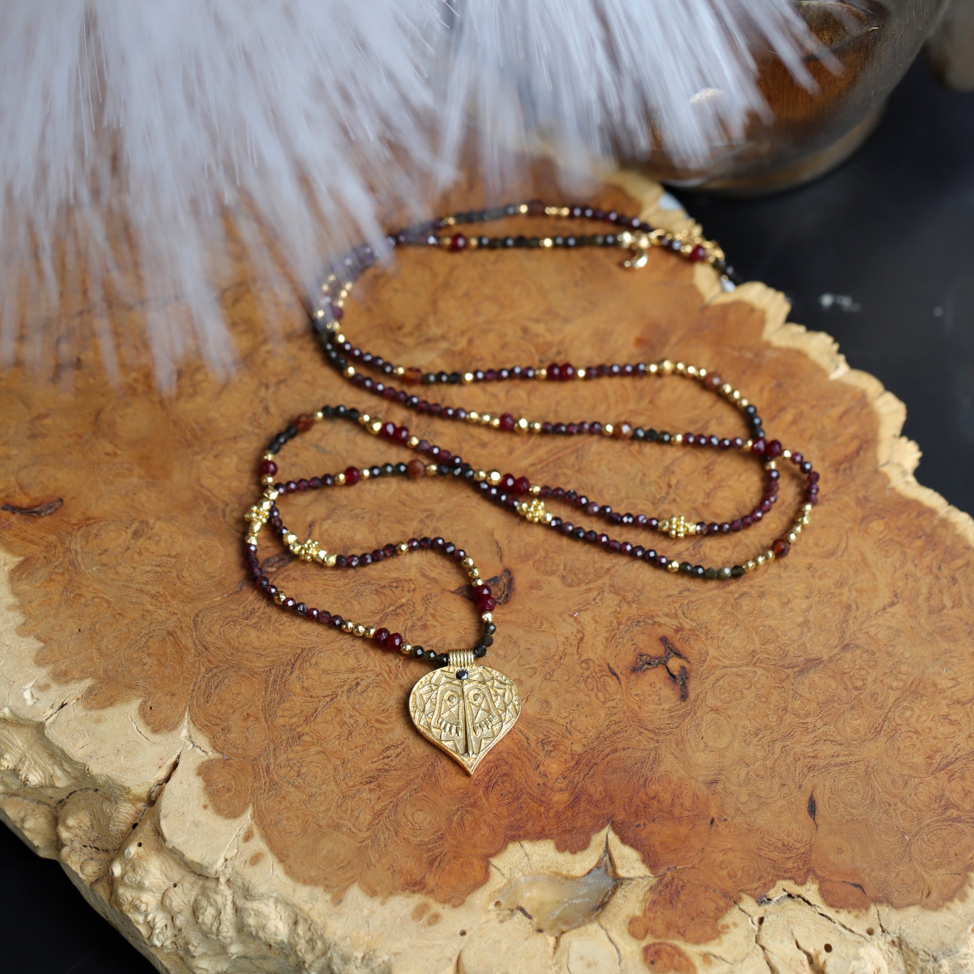 Collier en grenat & pendentif pied de bouddha