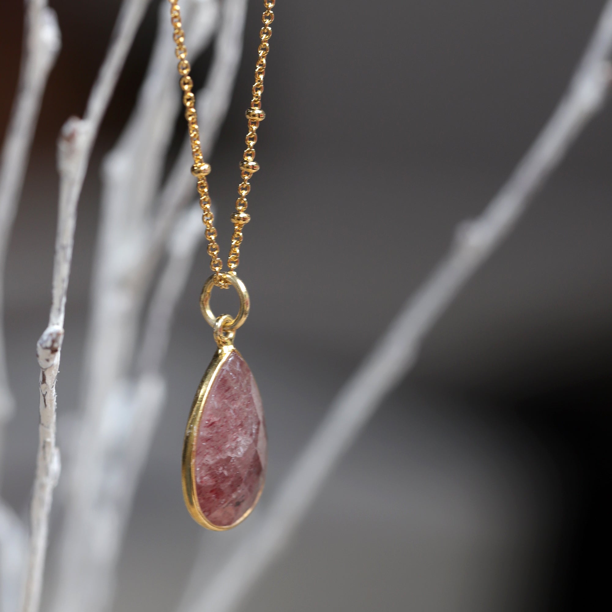 Collier avec pendentif en quartz framboise MOONSOON