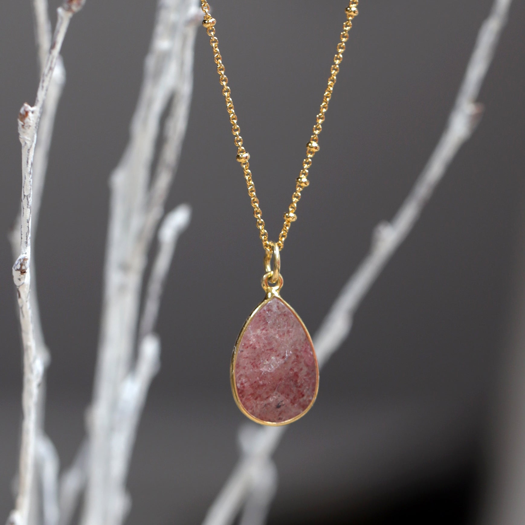 Collier avec pendentif en quartz framboise MOONSOON