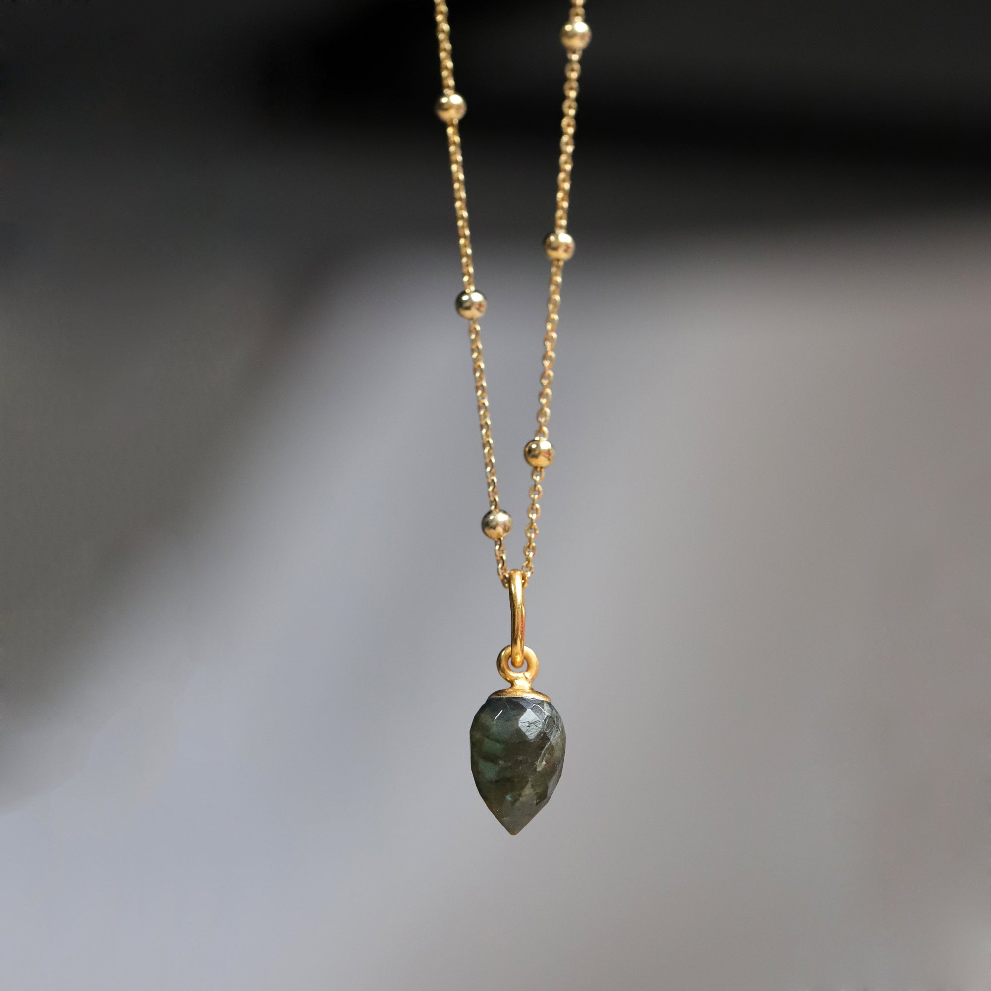 Collier avec pendentif drop en labradorite MOONSOON