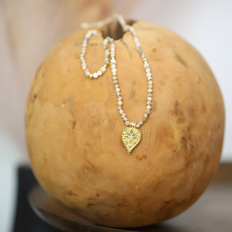 Collier en labradorite avec lotus pierre de lune