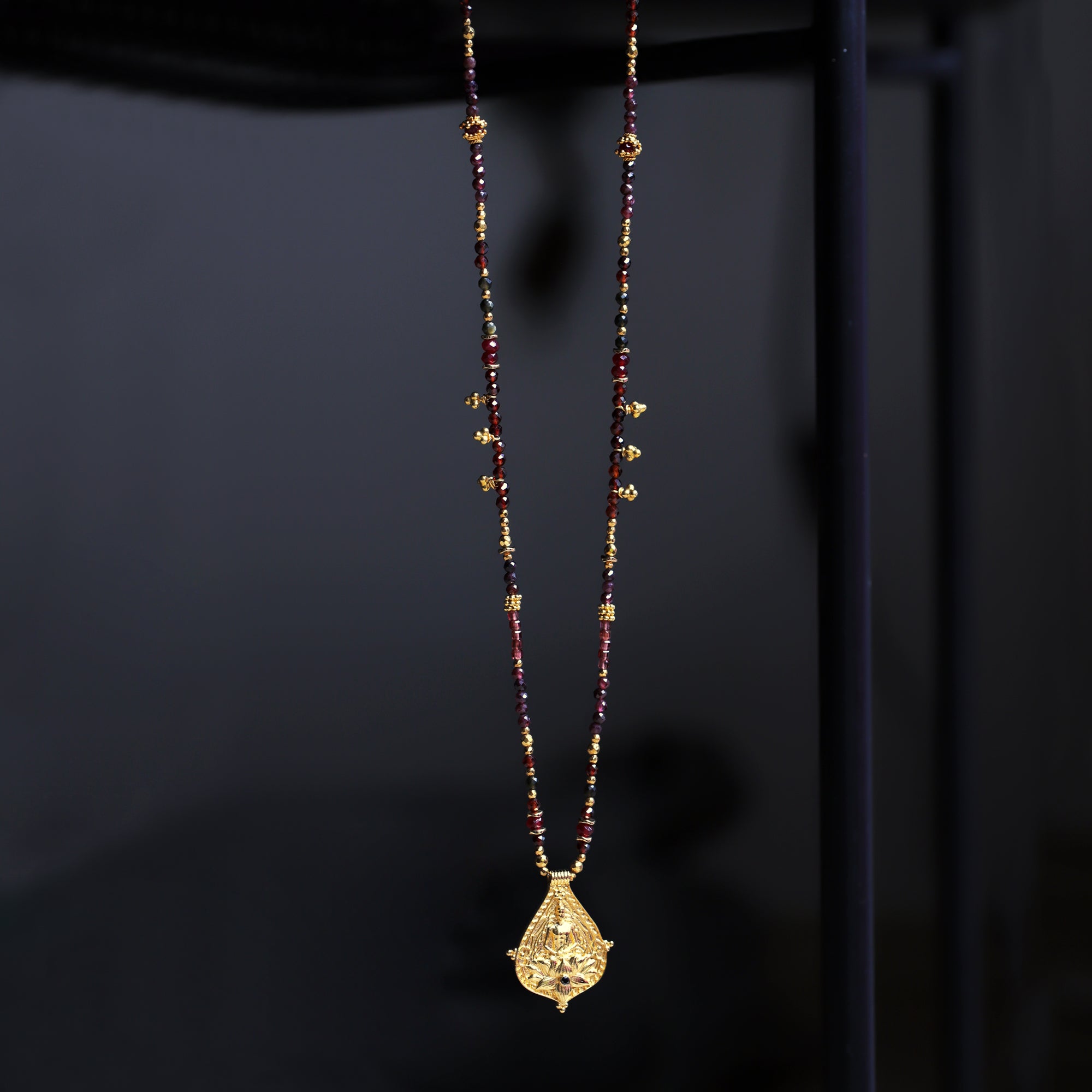Collier Mantra Bouddha & Grenat