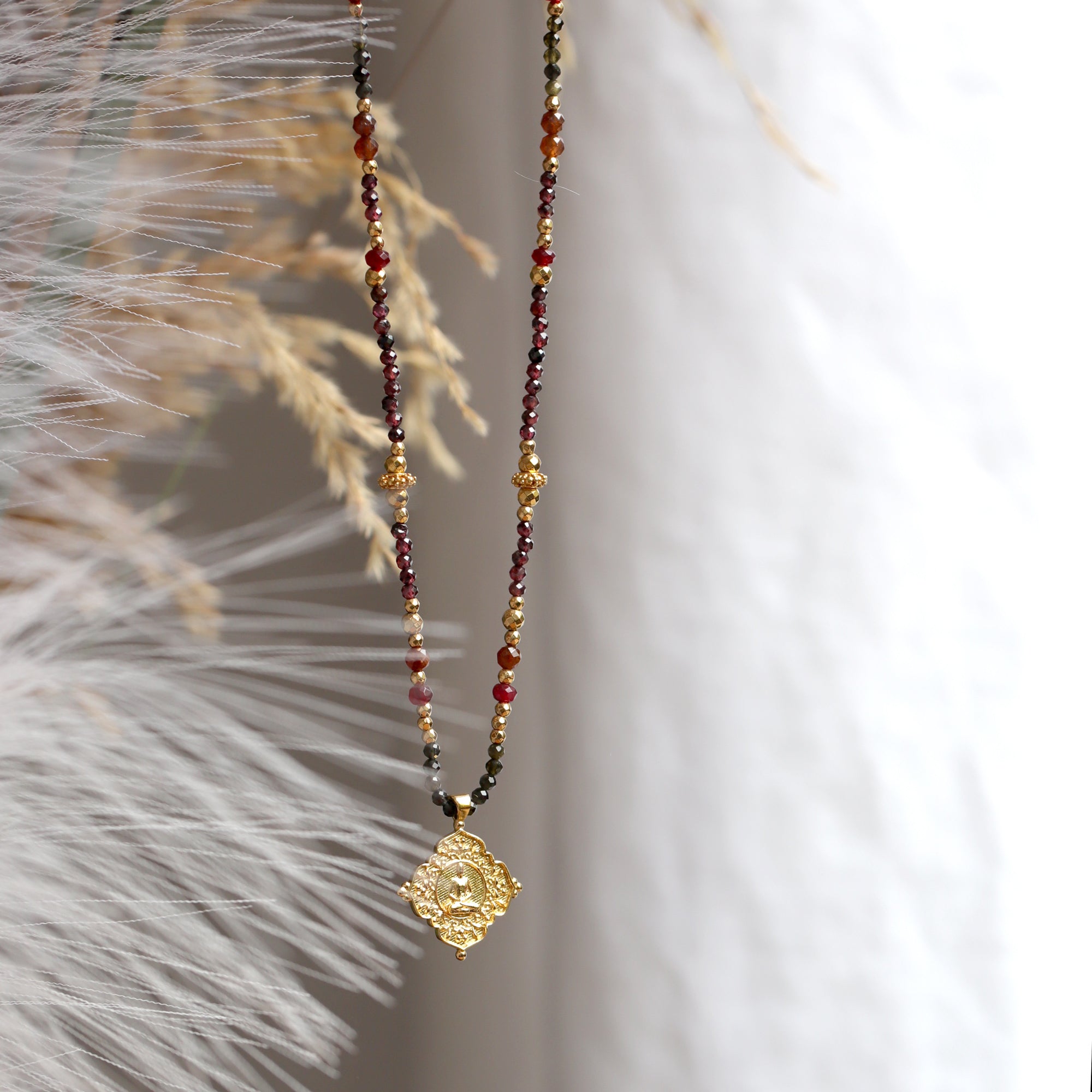 Collier en grenat avec pendentif bouddha