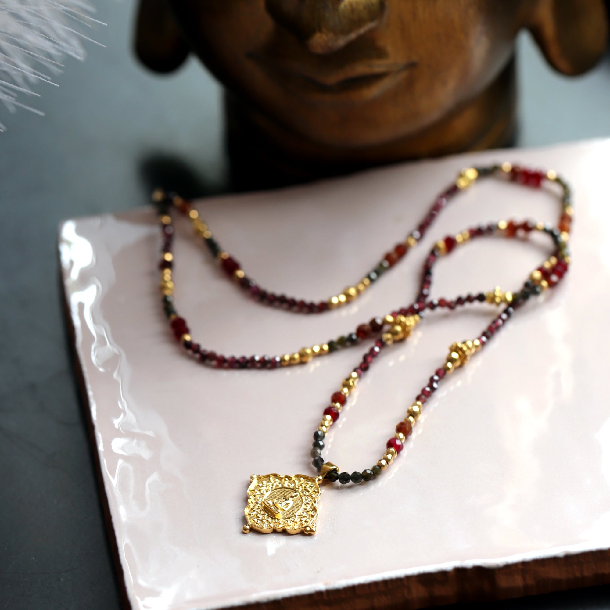 Collier en grenat avec pendentif bouddha