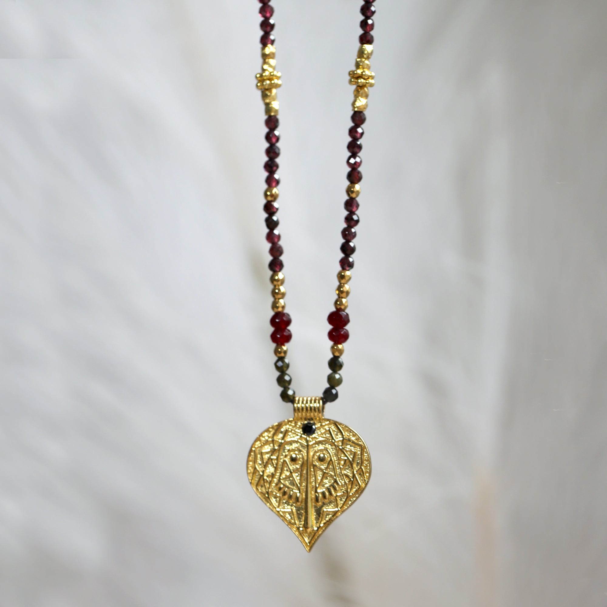 Collier en grenat & pendentif pied de bouddha