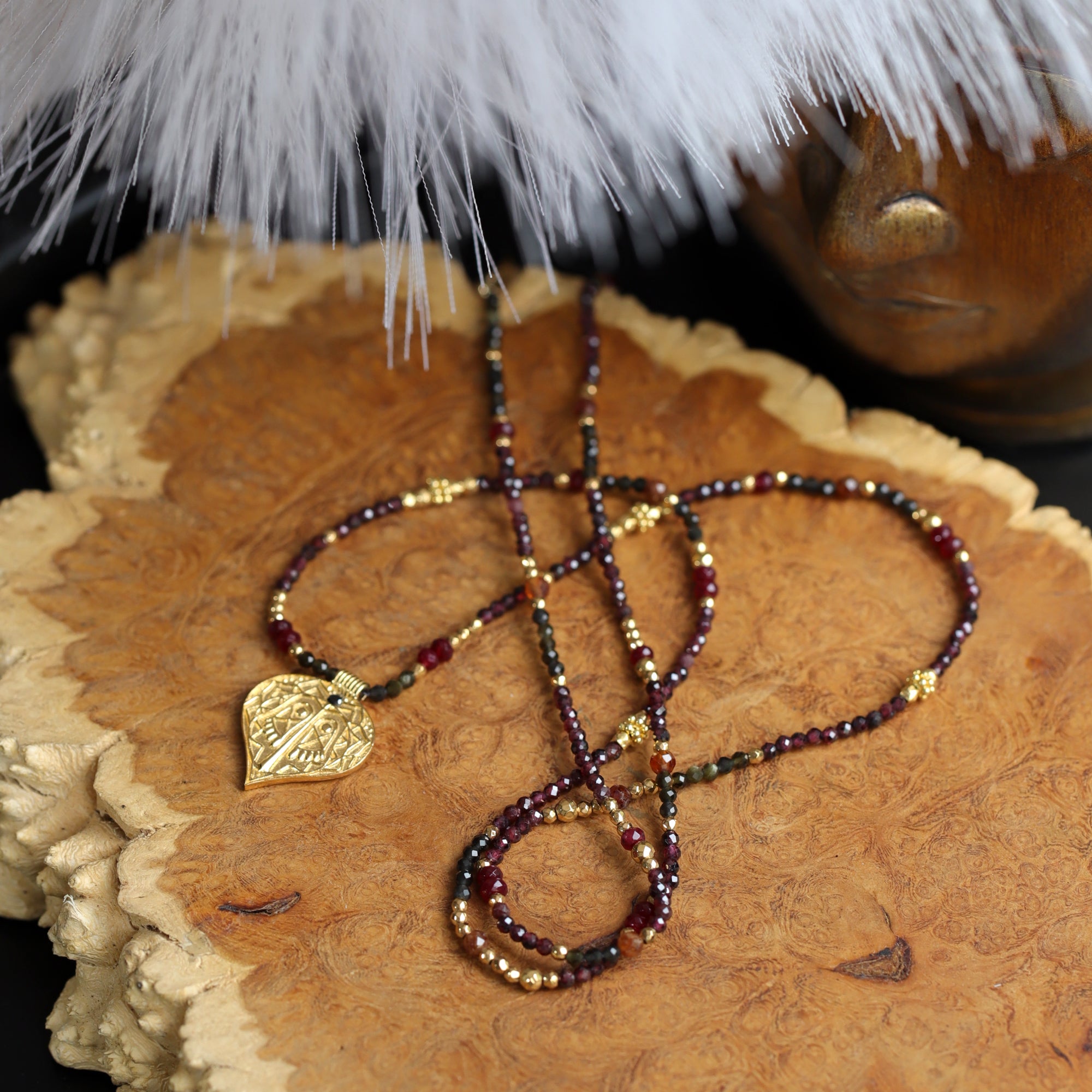 Collier en grenat & pendentif pied de bouddha